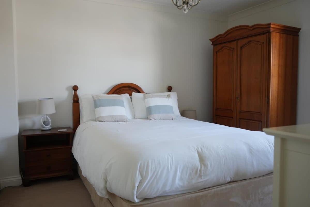 Fabulous High Street Townhouse With Stunning Views & Parking At 'Eagles Nest' Villa ฟาลมัธ ภายนอก รูปภาพ